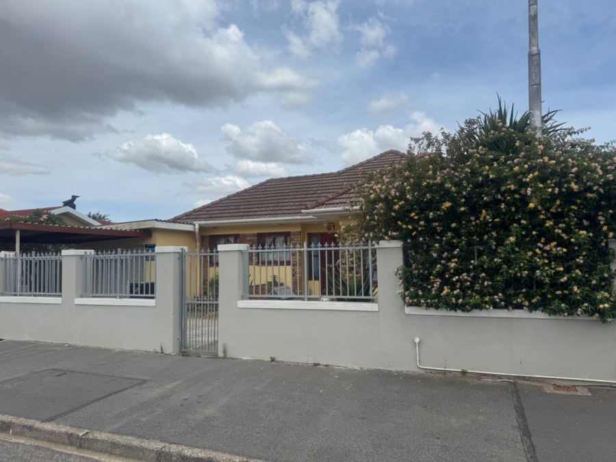 4 Bedroom Property for Sale in Glenlilly Western Cape